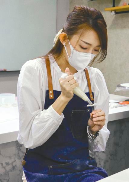 Ou doing a daisy piping demonstration for us. – MAMA GIRL BAKING $!Ou doing a daisy piping demonstration for us. – MAMA GIRL BAKING