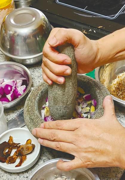 $!Aromatics being prepared using a pestle and mortar. – BUZZ TEAM