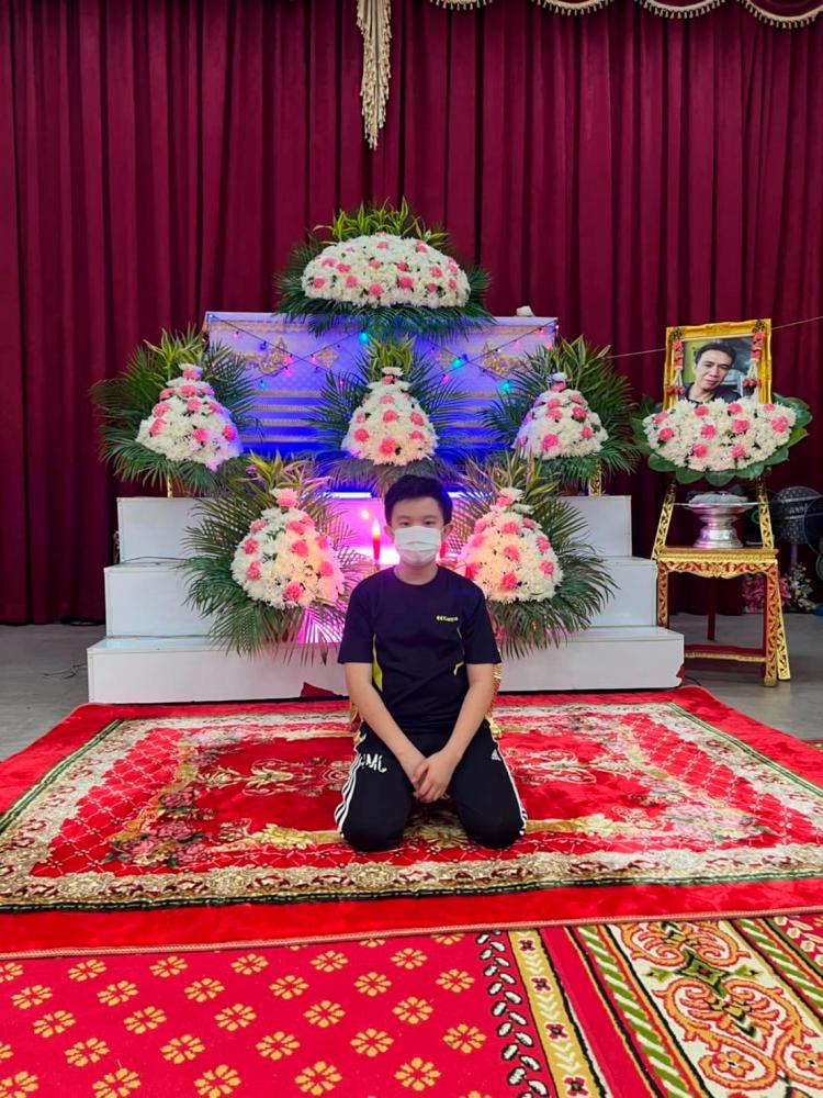 $!The boy at his father’s funeral service. – Facebook/@กณฑ์ ชนะเดช