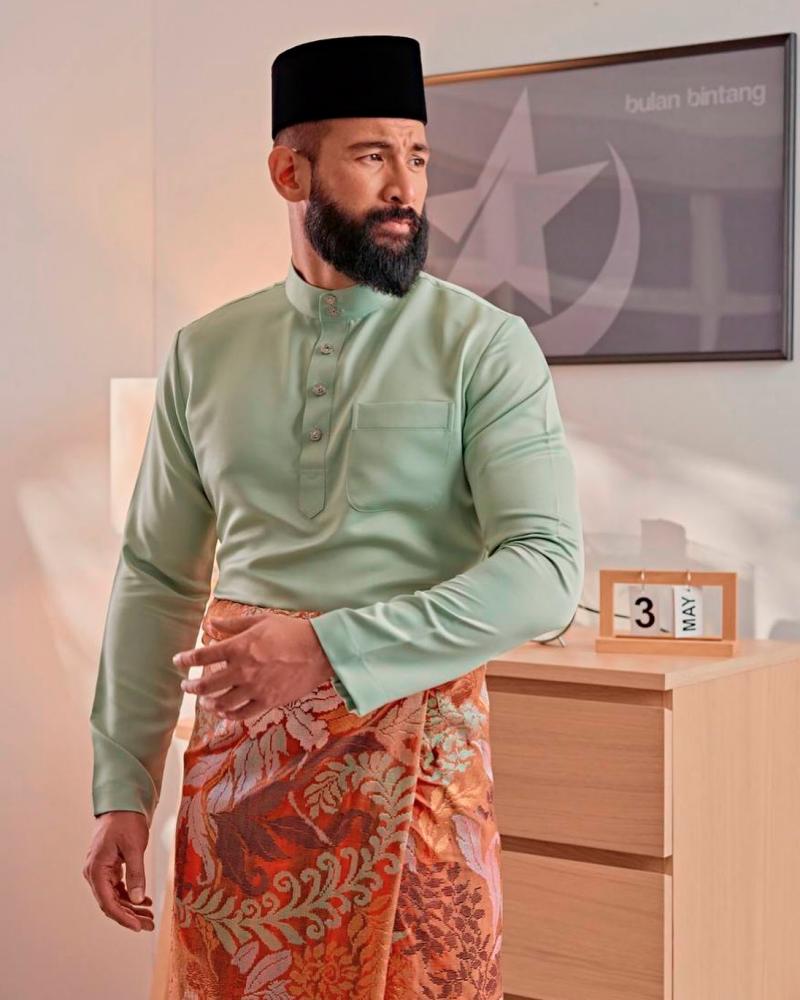 $!Baju Melayu Cekak Musang is one of the most popular Baju Melayu styles, cherished for its centuries-old heritage. – PIC FROM FACEBOOK @BULANBINTANG
