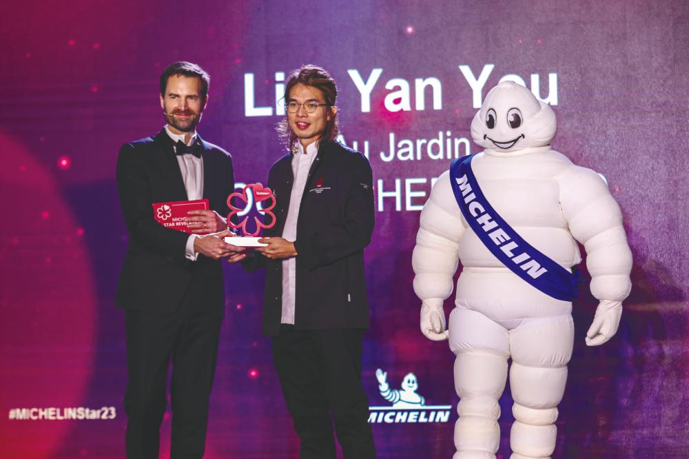 $!Chef Lim Yan You of Au Jardin was presented with the MICHELIN Young Chef Award.