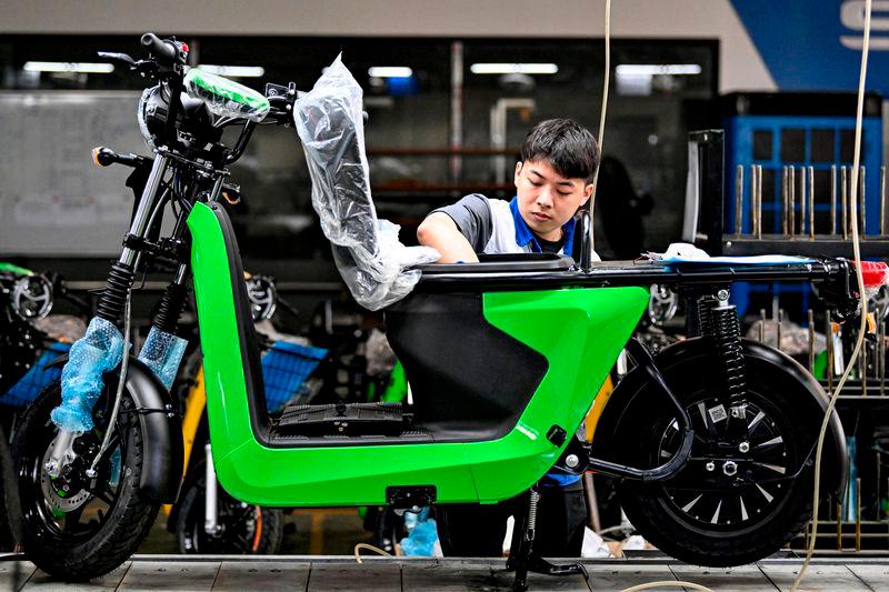 A worker assembles electric motorbikes at the Selex factory in Hanoi © Nhac NGUYEN / AFP