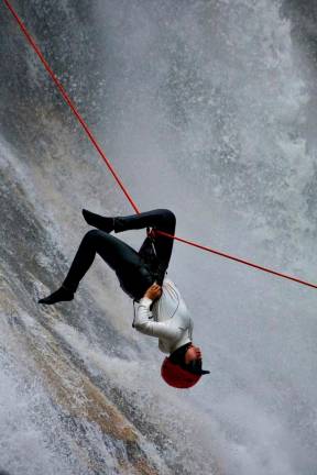 Peserta sukan ekstrem ‘water abseiling ‘membuat aksi ‘back flip’ ketika melakukan aktiviti itu di di Dabong, Kelantan, baru-baru ini - BERNAMA