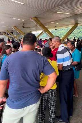 Frustrated rural folks unable to purchase RON 95 fuel at the subsidised rate arriving at Sibu town, visiting service centres of political parties and government agencies to voice their concerns. - Pic courtesy of Sibu Community Facebook