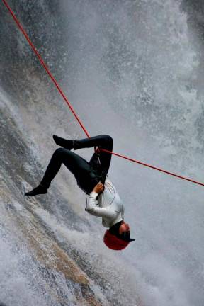 Peserta sukan ekstrem ‘water abseiling ‘membuat aksi ‘back flip’ ketika melakukan aktiviti itu di di Dabong, Kelantan, baru-baru ini - BERNAMA