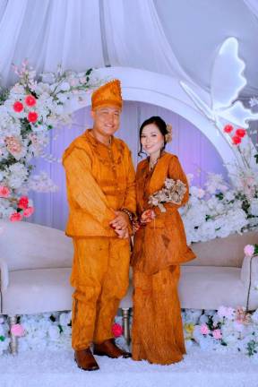 Pengantin berketurunan Orang Asli suku Jakun dari Rompin, Pahang, Normaliati Ali dan pasangan Fildzuan Jefry mengenakan busana pengantin tradisional diperbuat daripada kulit pokok terap dan pudu warisan budaya nenek moyang, pada majlis perkahwinan yang berlangsung baru-baru ini.