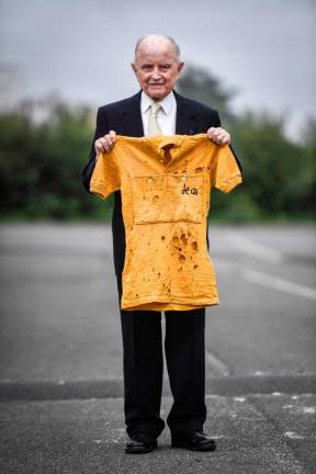 (FILES) Tour de France’s French cyclist veteran Jacques Marinelli, 93, holds his yellow jersey on May 30, 2019 in Melun- AFP