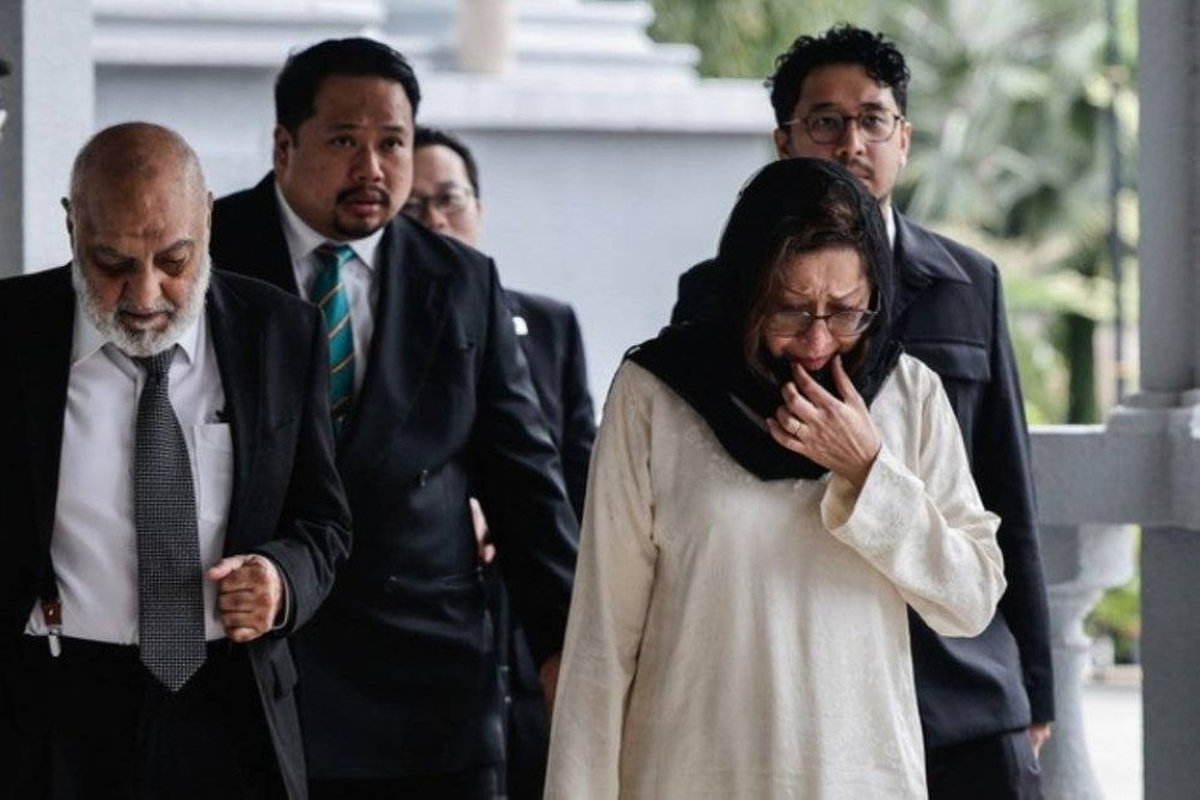 Toh Puan Na’imah Abdul Khalid (centre) was seen attending the mention of her late husband, Tun Daim Zainuddin’s case at the Kuala Lumpur Court Complex with her counsel, Datuk Dr Gurdial Singh Nijar.