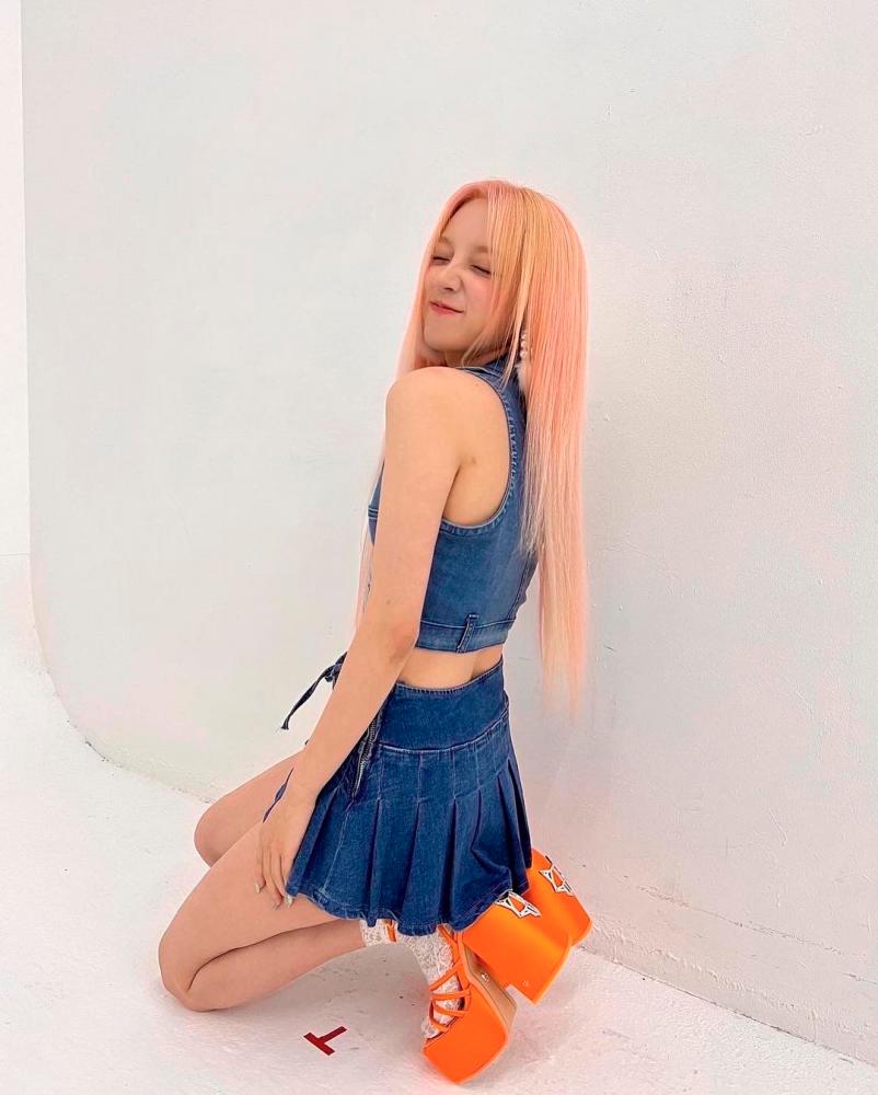 Yuqi wears a denim mini skirt and low cut crop top for a photoshoot. – Instagram/@ yuqisong.923