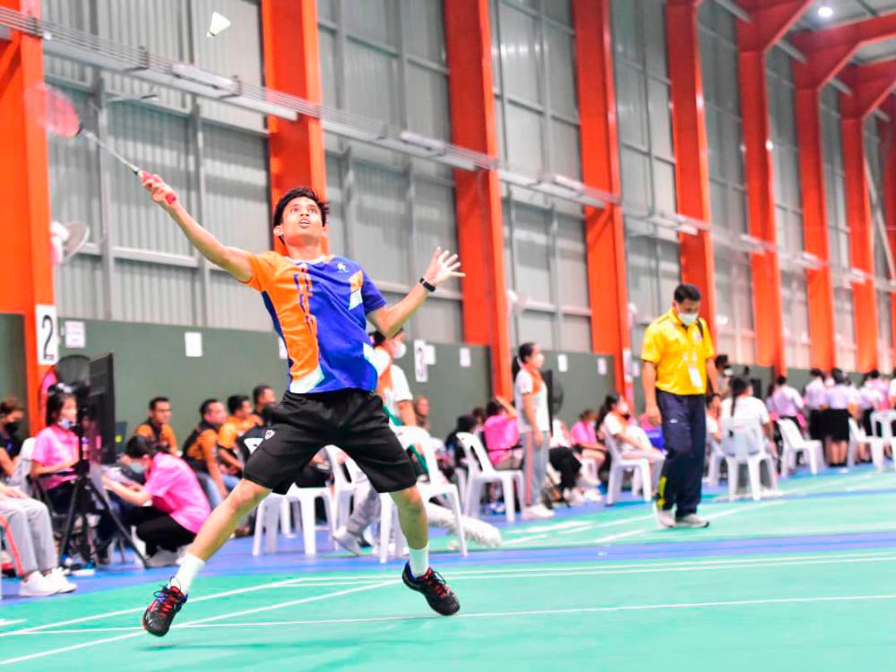 Faiz Rozain meraih emas keduanya dengan menewaskan pemain Indonesia Muhammad Rafi Zafran Ferary 21-13, 21-8 dalam perlawanan akhir perseorangan lelaki. Kredit: Facebook/Sukan IPT