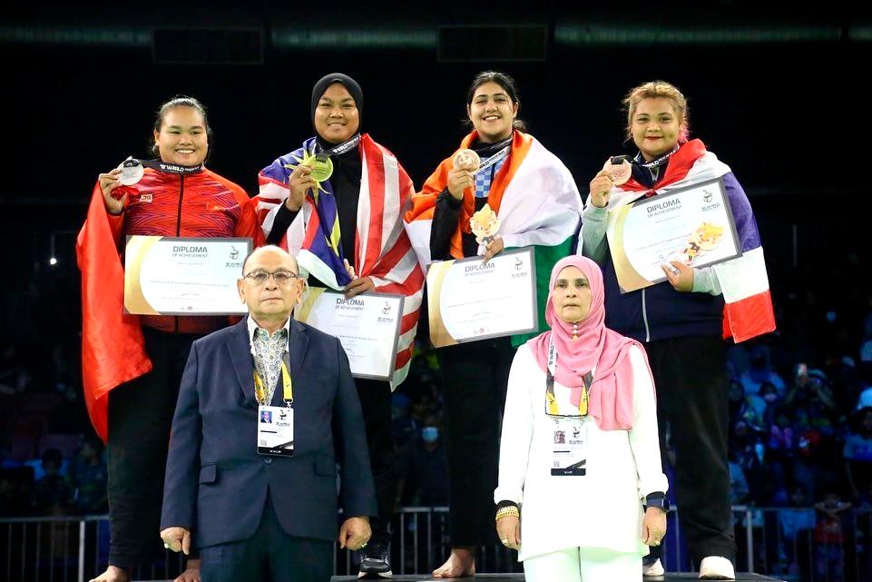 Fazlia (2nd from left, 2nd row) after successfully winning Kelas Terbuka 2 Puteri in Kejohanan Pencak Silat Dunia 2022 at Melaka