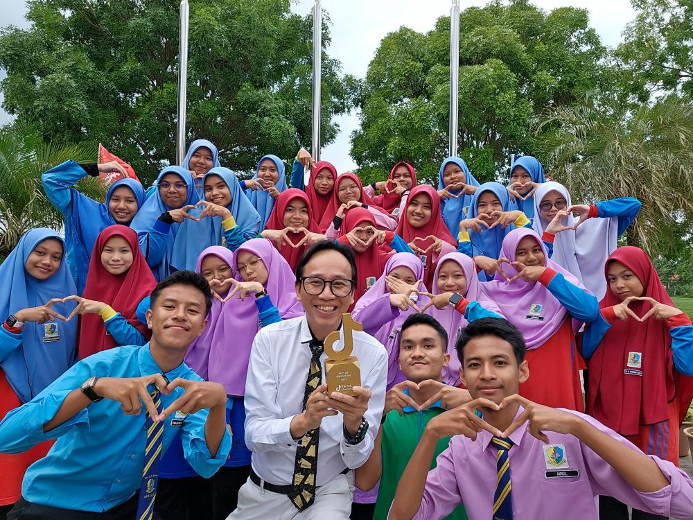 The master with his students. $!The master with his students.