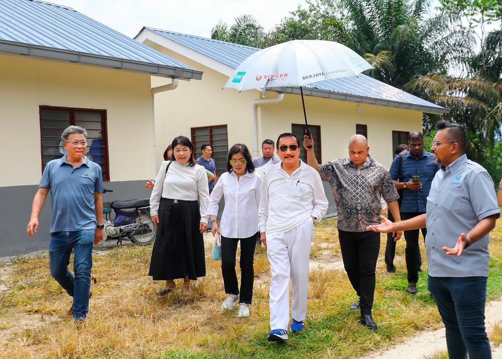 $!Nambee (right) briefing Tan on the new homes. At the left is Wong. – AMIRUL SYAFIQ/THESUN