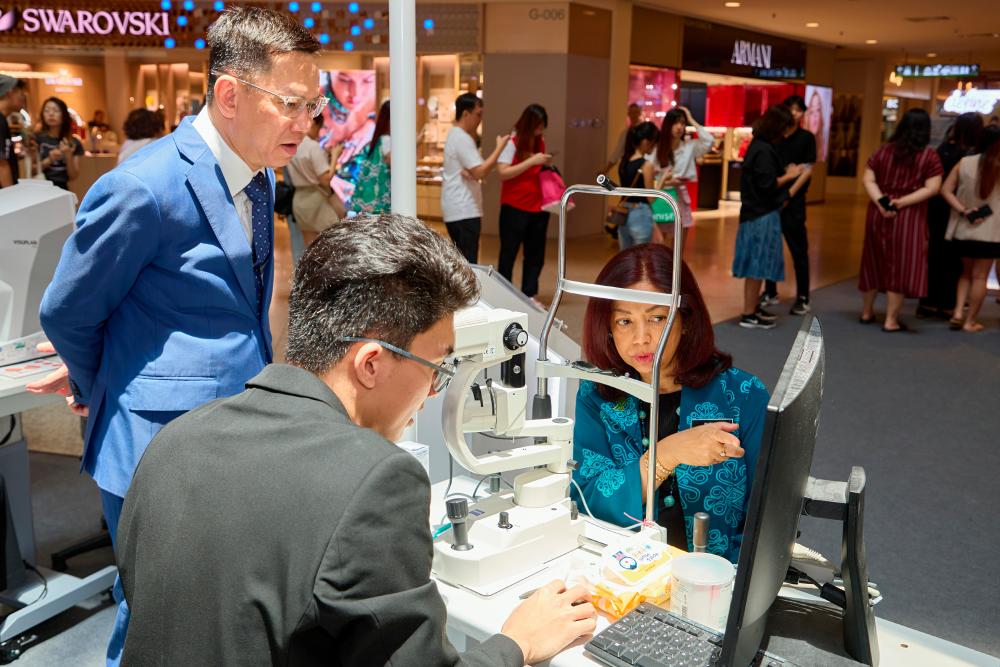 $!Focus Point president and CEO Datuk Liaw Choon Liang supervising an eye screening for Ministry of Health secretary-general Datuk Seri Suriani Ahmad during the launch of the company’s World Sight Day 2024 campaign at the Mid Valley Megamall shopping centre.