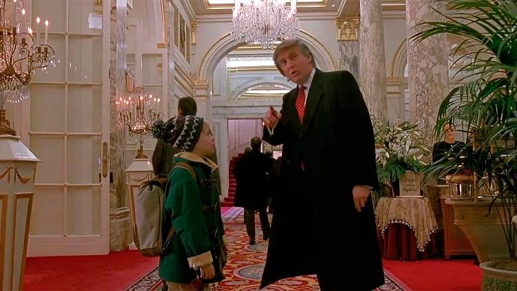 $!Lost in the Plaza Hotel, McCallister (left) asks Trump for directions. – 20TH CENTURY FOXPIC