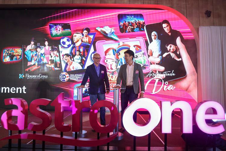 $!(From left) Smith and Astro chief sales &amp; marketing officer Tai Kam Leong officiating the launch of Astro One.