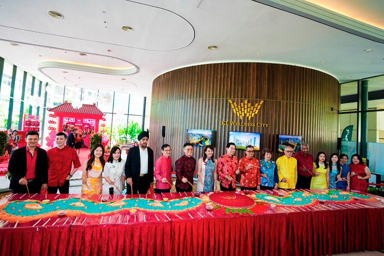 $!KLWC’s yee sang-tossing ceremony.