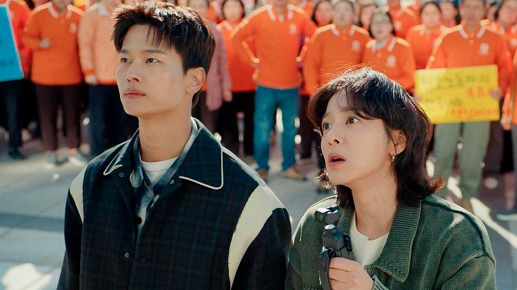 Gyeon-woo (left) and Hee-joo act as the comedic foil to Mu-jin. $!Gyeon-woo (left) and Hee-joo act as the comedic foil to Mu-jin.
