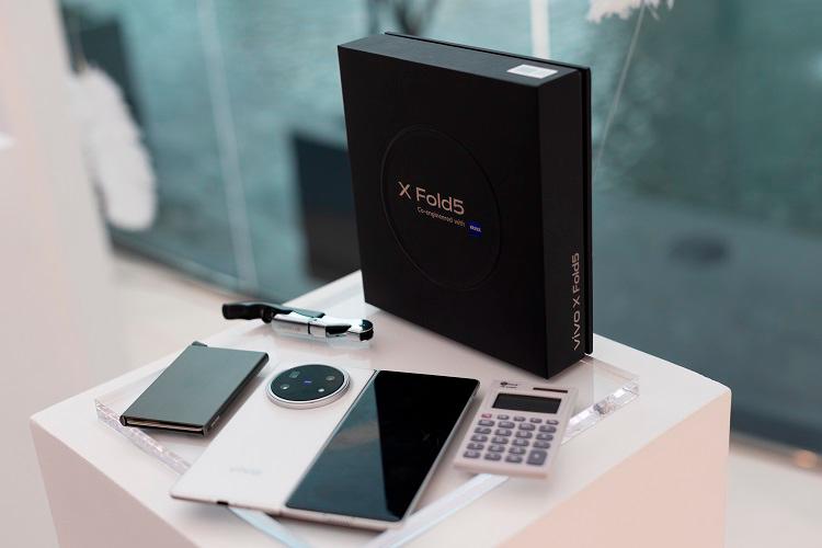 The vivo X Fold5 comes in Feather White and Titanium Gray. $!The vivo X Fold5 comes in Feather White and Titanium Gray.