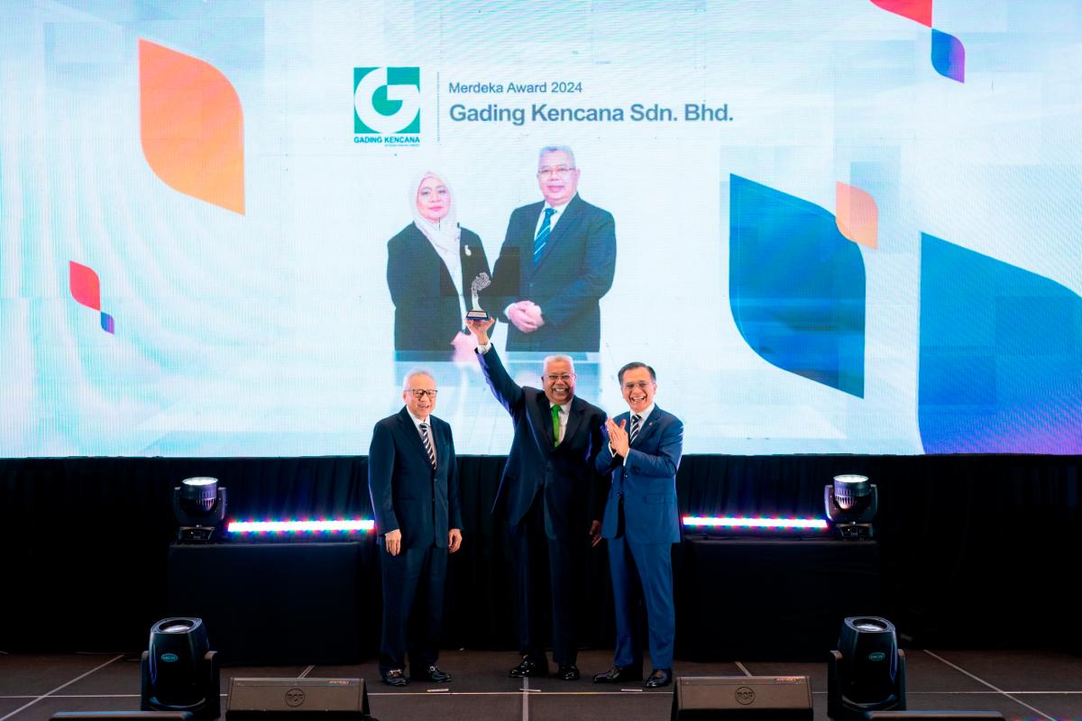 From left: Datuk Mohammed Hussein, chairman of CGC; Datuk Dr Ir Guntor Tobeng, managing director of Gading Kencana Sdn. Bhd., receiving the CGC Merdeka Award 2024; Datuk Mohd Zamree Mohd Ishak, president and CEO of Credit Guarantee Corporation Malaysia Berhad.