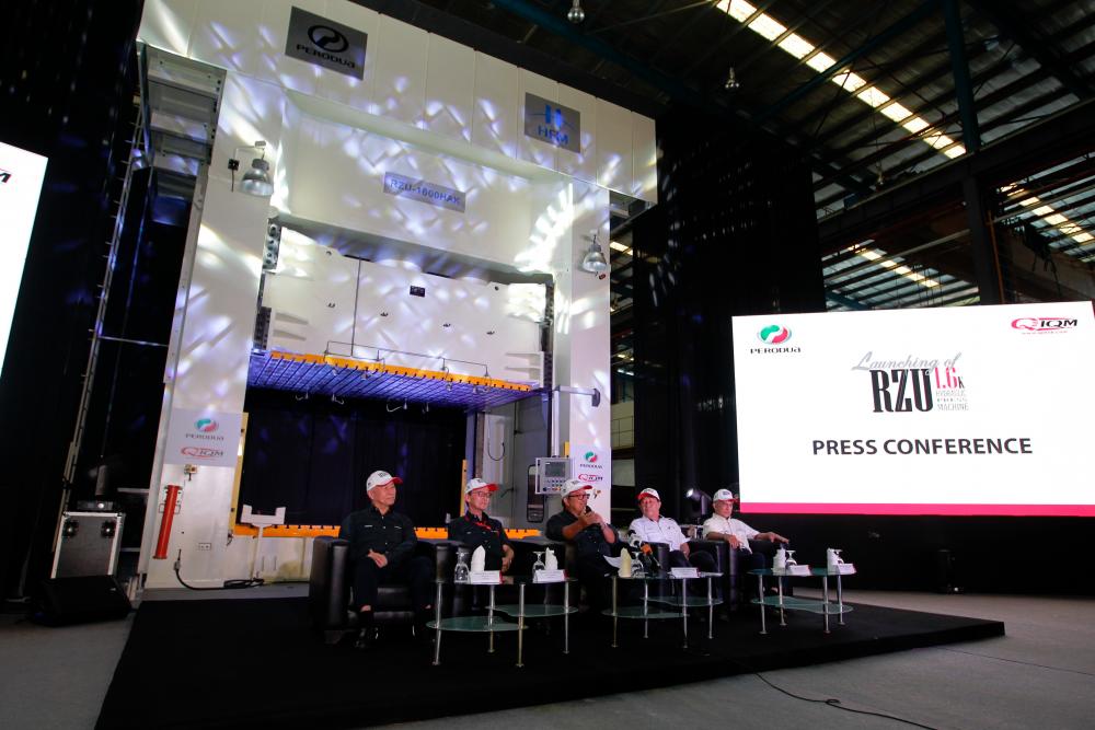 $!From left to right: Takahashi, Toda, Zainal Abidin, Mohd Fitri and Ahmad Suhaimi at the press conference.
