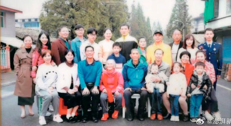 A group photo of those taken in by Tang Caiying, centre, shows the vast extent of her kindness. Photo: SCMP via Weibo