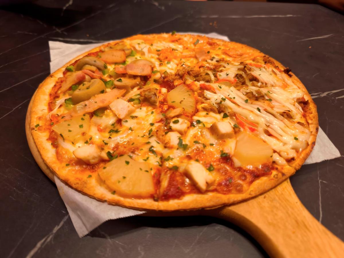Galaxy Steampunk’s thin-crust pizza. $!Galaxy Steampunk’s thin-crust pizza.
