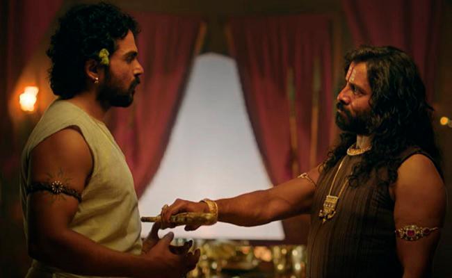 Karthi (left) takes on the role of Vanthiyathevan alongside Vikram (right) starring as Aditya Karikalan. – GREATANDRA $!Karthi (left) takes on the role of Vanthiyathevan alongside Vikram (right) starring as Aditya Karikalan. – GREATANDRA