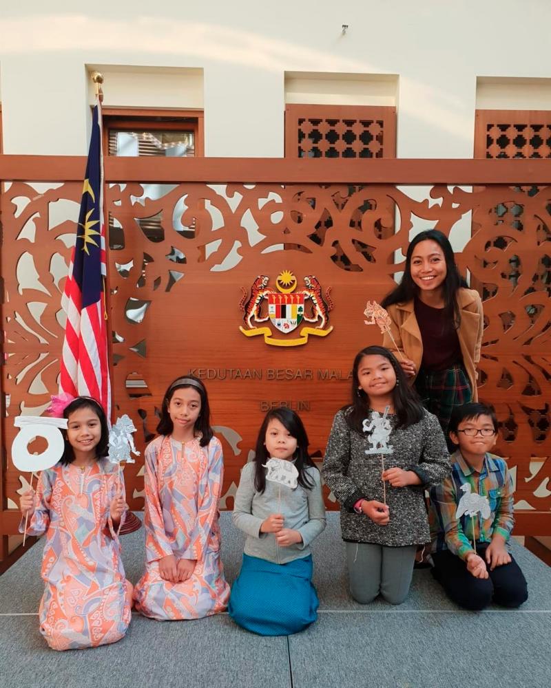$!Illya taught Wayang Kulit to Malaysian expatriate children who performed at the Malaysian Embassy in Berlin, Germany during Malaysia Day in 2018. – COURTESY OF ILLYA SUMANTO