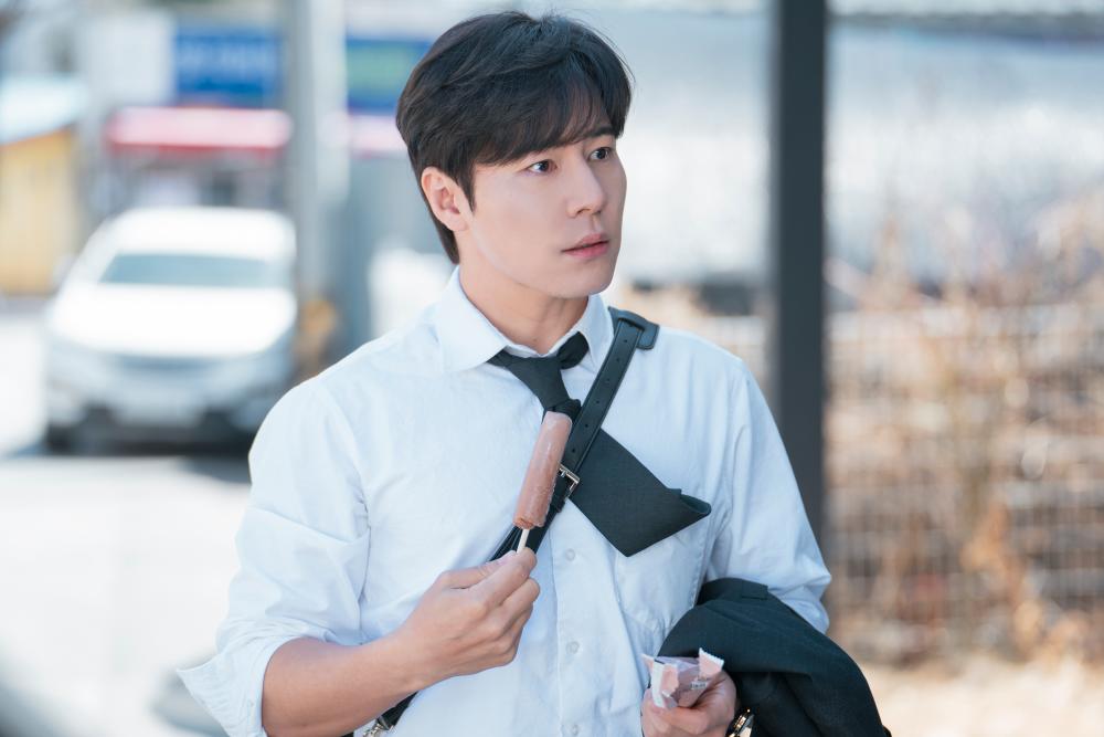 $!Actor Lee Kyu-hyung as the laid back and crazy lawyer Jwa Si-baek. — DISNEY + HOTSTAR