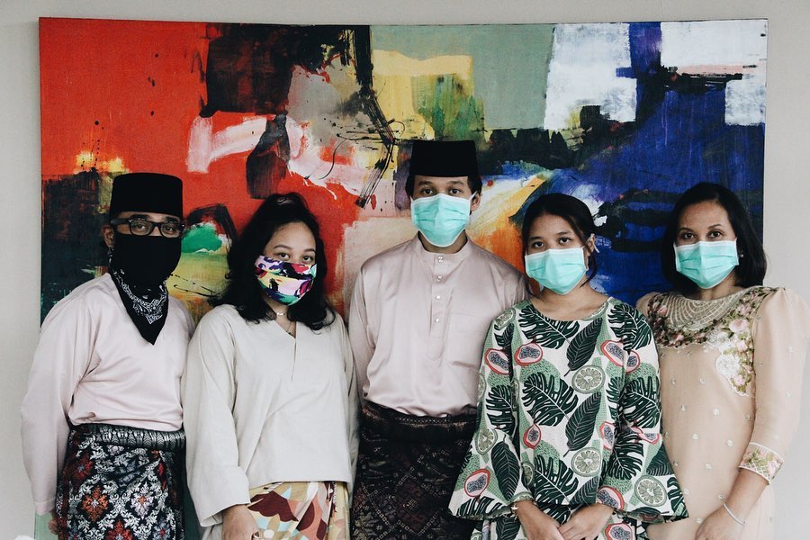 $!Safety first ... posing for a family picture with masks on — Pixs courtesy of Riad Asmat