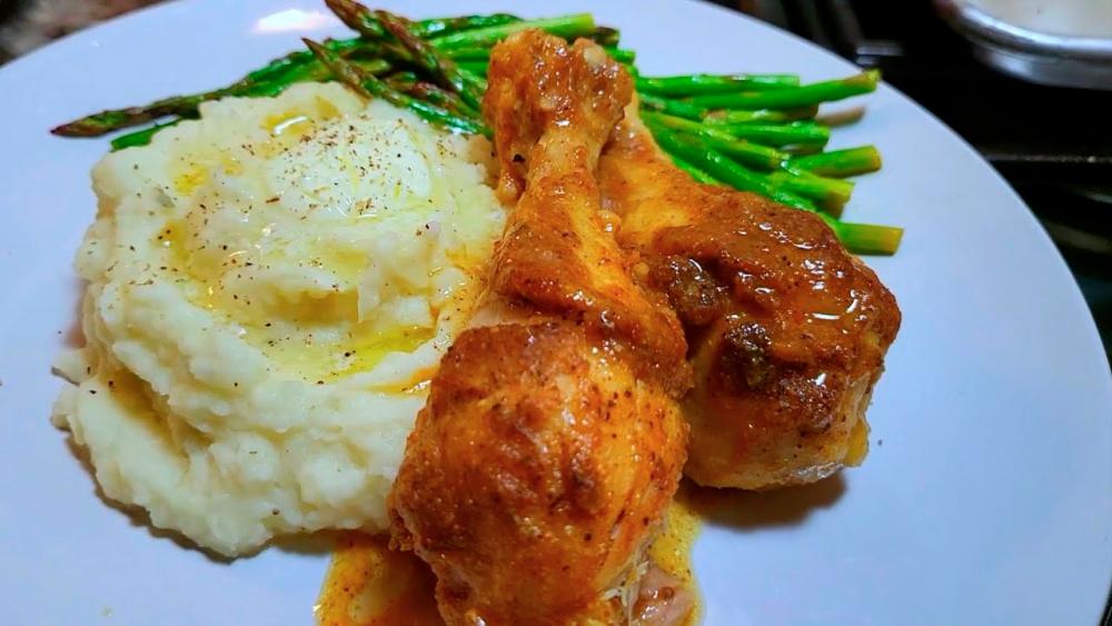 $!Garlic mashed potatoes offer a creamy and savoury accompaniment to enhance each bite. – PIC FROM YOUTUBE @SIMPLYMAMA