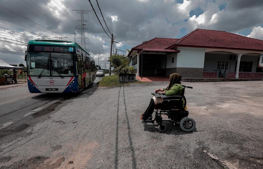 $!Nur Fazira chooses as to take public transportation as it is far more wheelchair accessable than a car.