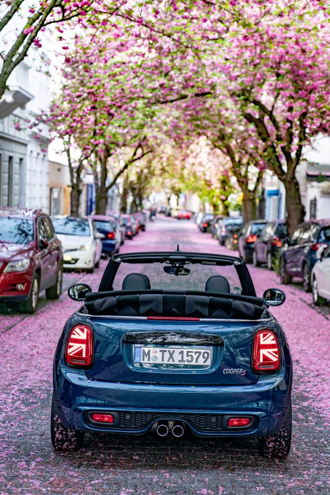 $!MINI Convertible Sidewalk Edition introduced