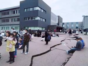 7.6 magnitude quake jolts central Japan, major tsunami warning issued