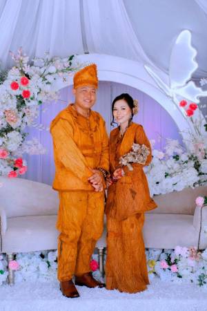 Pengantin berketurunan Orang Asli suku Jakun dari Rompin, Pahang, Normaliati Ali dan pasangan Fildzuan Jefry mengenakan busana pengantin tradisional diperbuat daripada kulit pokok terap dan pudu warisan budaya nenek moyang, pada majlis perkahwinan yang berlangsung baru-baru ini.