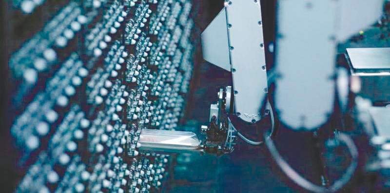 A robotic arm collects a pre-packaged dish from cold storage at Haidilao’s new artificial intelligence hotpot restaurant. – REUTERS $!A robotic arm collects a pre-packaged dish from cold storage at Haidilao’s new artificial intelligence hotpot restaurant. – REUTERS