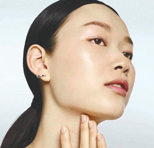 $!The essence absorbs into your skin easily. – SHISEIDO