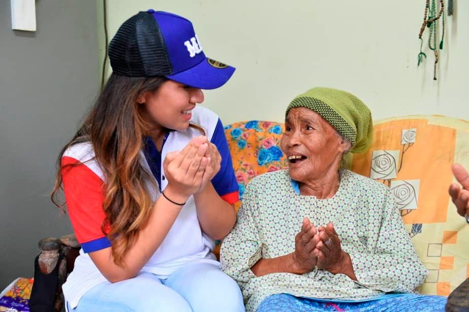 A photo shared on Najib Razak’s Facebook, Nooryana Najwa Najib pampering the elderly during a visit.- Najib Razak FBPIX