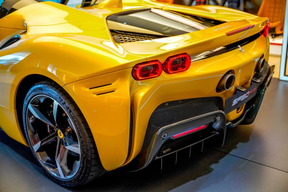 $!Ferrari’s first retractable hard top hybrid is here