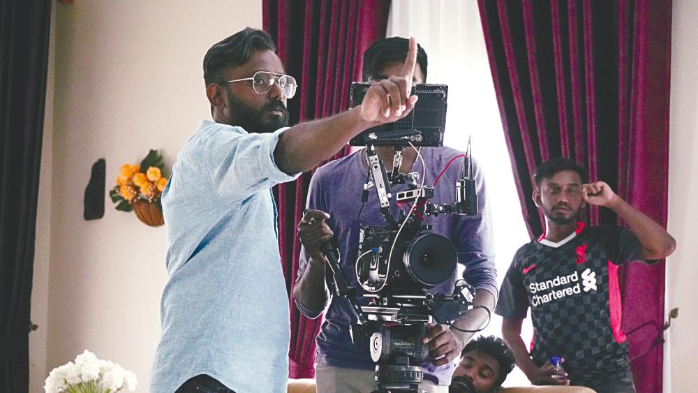 Punithan and his crew working behind the scenes of his film. $!Punithan and his crew working behind the scenes of his film.