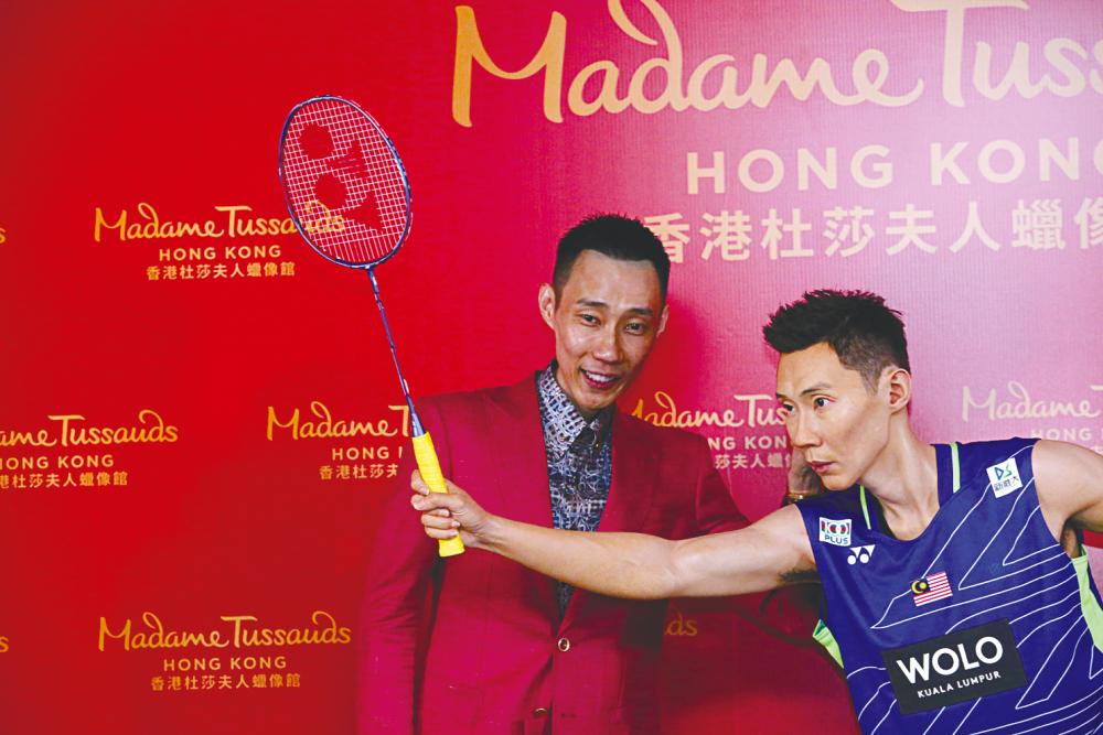 Lee smiles as he poses with his wax figure. – PIX BY AMIRUL SYAFIQ AND WAN MIRZA ISKANDAR/ THESUN
