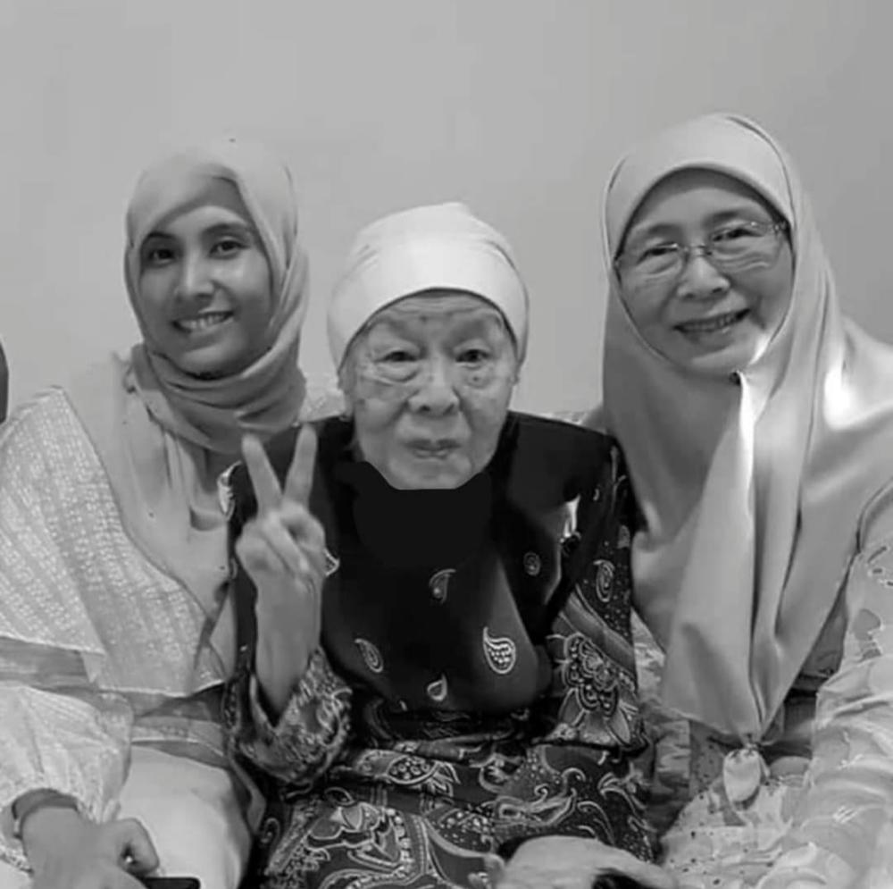Mother of Dr Wan Azizah dies