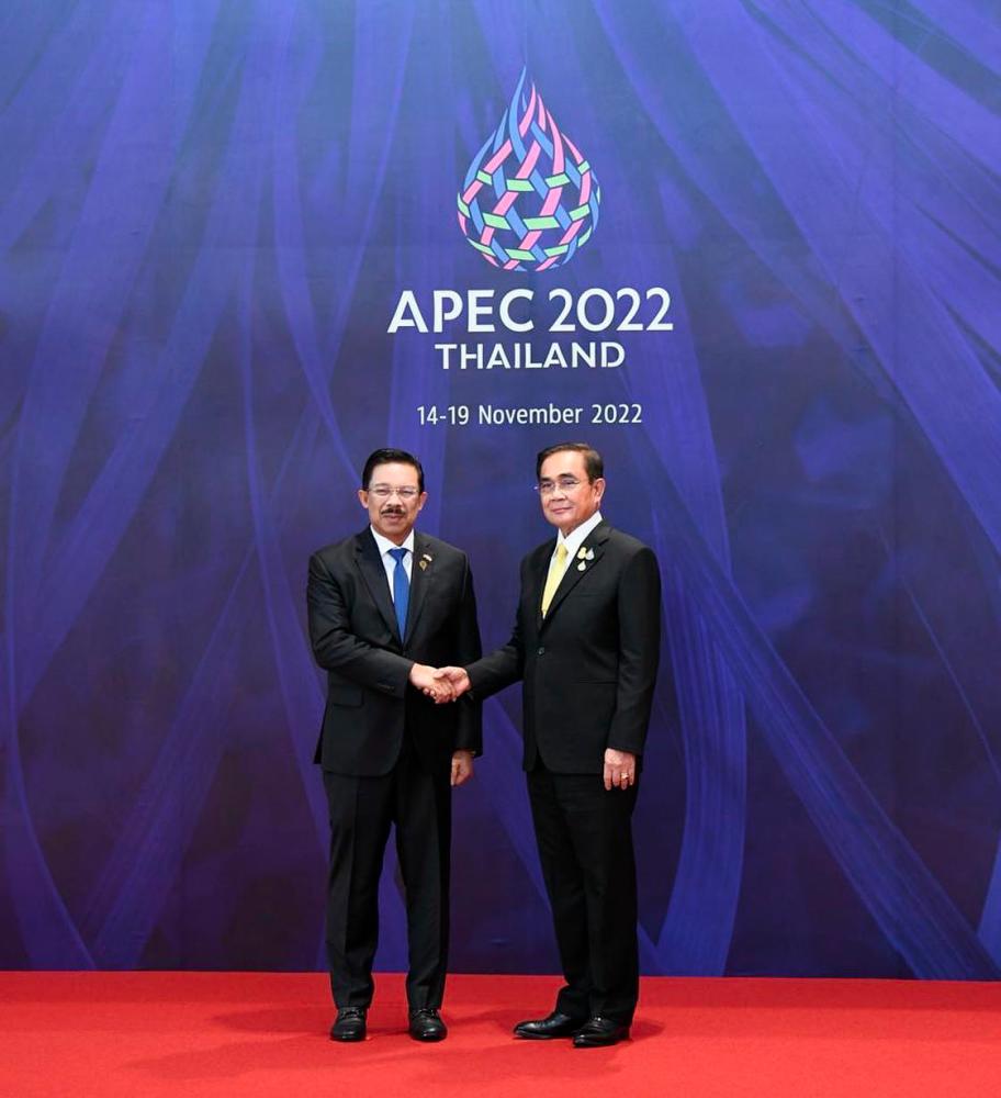Chief Secretary to the Government Tan Sri Mohd Zuki Ali with Thai Prime Minister Prayuth Chan o-cha at The Asia-Pacific Economic Cooperation (APEC) in Bangkok, Thailand on Nov 18 2022 - @bernamadotcom/Twitter
