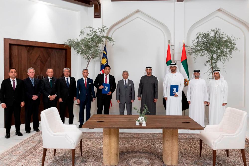 HH Al-Sultan Abdullah Sultan Ahmad Shah, King of Malaysia (7th L), and HH Sheikh Mohamed bin Zayed Al Nahyan, President of the United Arab Emirates (8th L), stand for a photograph after witnessing the signing of a memorandum of understanding between ADNOC and Petronas. Seen at Al Shati Palace with Datuk Tengku Muhammad Taufik, President and Group CEO of Petronas (6th L), HE Dr Sultan bin Ahmed Al Jaber, UAE Minister of Industry and Advanced Technology Gro