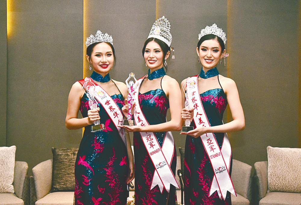 The three contestants (from left) Miss Melaka Yoong Jia Yi, Miss Chinese World (Miss Manila) Anie Uson and Miss Tangerang Joan Angelina posed for photographs after the press conference.