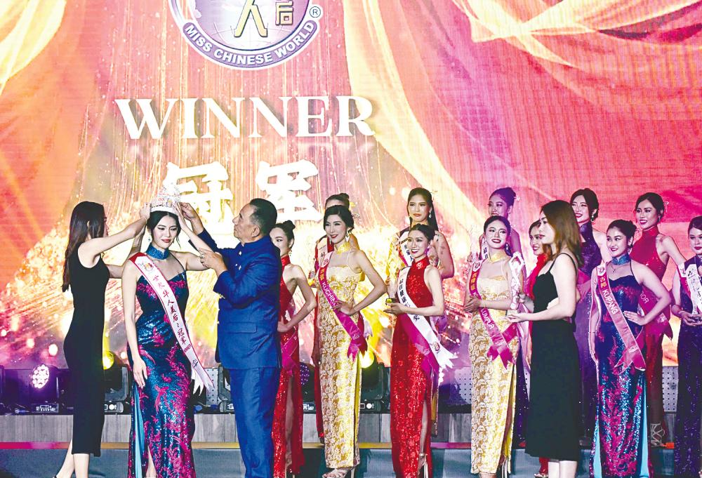 $!The Crowning moment ... Anie Uson crowned by Tan Sri Danny Ooi.