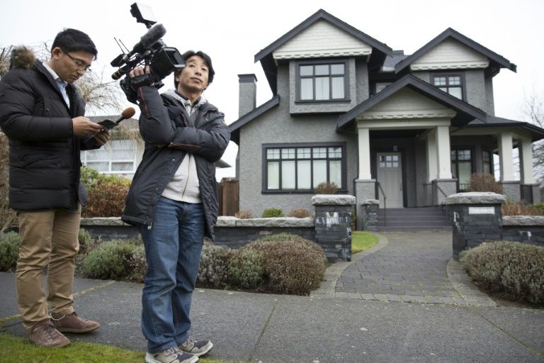 Journalistes outside the Vancouver home of Huawei executive Meng Wanzhou on Dec12, 2018. — AFP