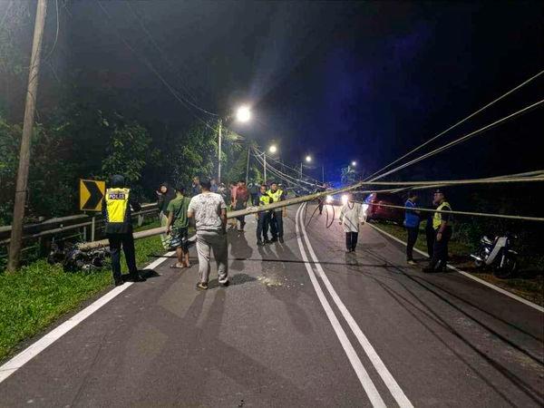 Two Universiti Teknologi MARA (UiTM) Rembau Campus students died after the motorcycle they were riding was involved in an accident at kilometer two, Jalan Kundur-Pilin, here, early this morning. Pix courtesy of Police