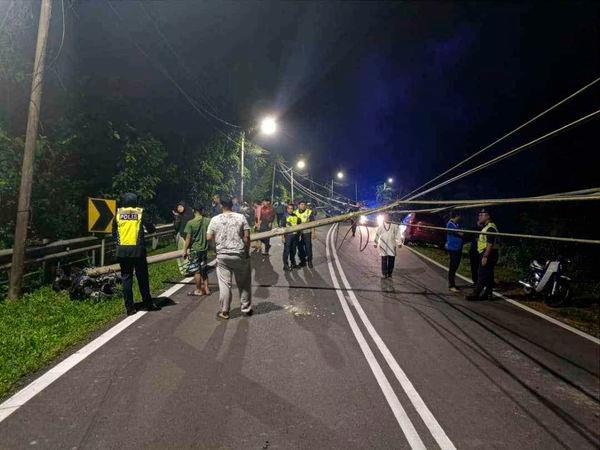 Dua pelajar Universiti Teknologi MARA (UiTM) Kampus Rembau maut selepas motosikal yang ditunggangi terbabit kemalangan di kilometer dua, Jalan Kundur-Pilin, di sini, awal pagi tadi. Foto: Ihsan polis